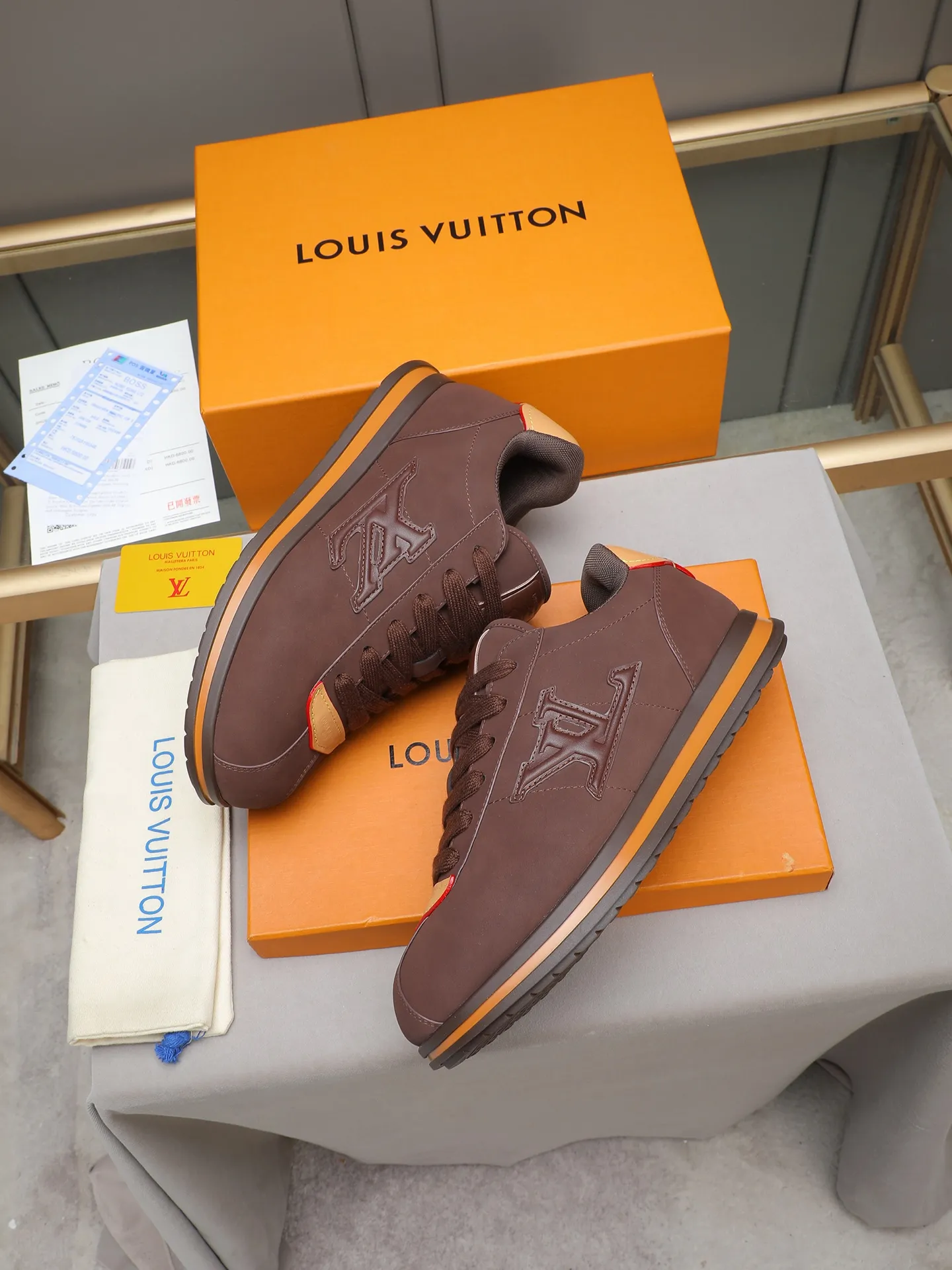 PP560 LV Louis Vuitton L Jialu Brand Runner Tatic Series Thick-soled Casual Sports Shoes Running Shoes Original purchase, development and production This LV Runner Tatic sports shoe combines technical materials such as mesh fabric and ribbons to interpret the inspiration of traditional mountaineering shoes. LV letters are written on one side, the lariat buckle of the quick lacing system is embellished with Monogram flowers and Louis Vuitton logos, and the light and wear-resistant rubber outsole completes the whole. ▪️Fabric: Original imported cowhide + mesh ▪️Inner lining: Original customized breathable mesh ▪️Sole: Original open-molded anti-slip rubber combination material ▪️Size: Men's 38-44 (customized for 45 and 46)